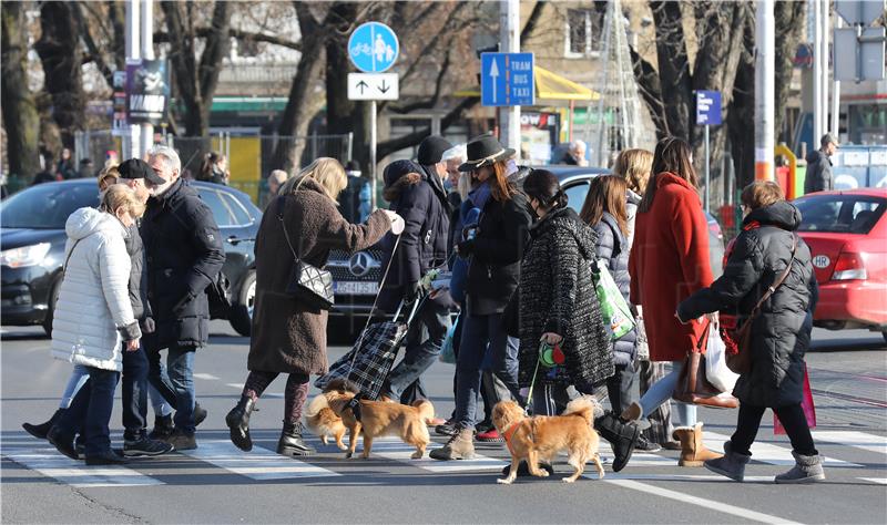 Građani u šetnji gradom po sunčanom danu