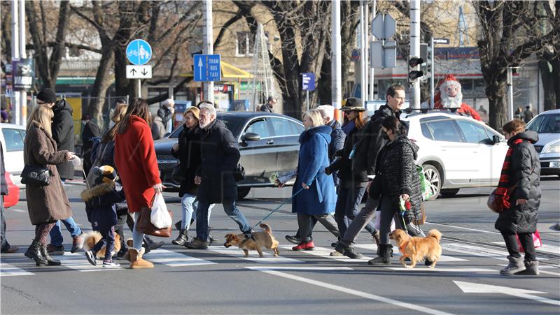 Građani u šetnji gradom po sunčanom danu