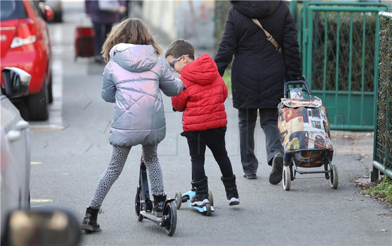 Građani u šetnji gradom po sunčanom danu