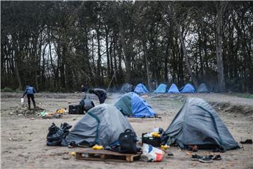 U pokušaju prijelaza La Manchea sudanskog migranta zgnječio kamion