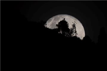 ECUADOR MOON DAILY LIFE