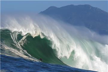 SOUTH AFRICA BIG WAVE SURFING