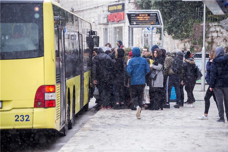 Autobuseri traže isplatu naknade zbog online nastave