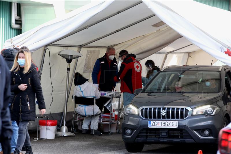 Gužva na Zagrebačkom velesajmu gdje se vrši testiranje na Covid 19