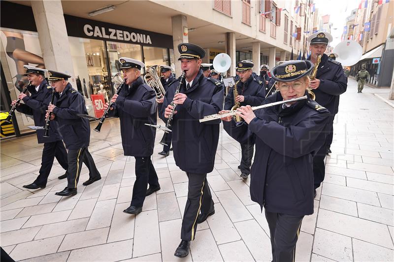 Zadar: Mimohod postrojbi sudionica operacije povodom 29. obljetnice VRO Maslenica