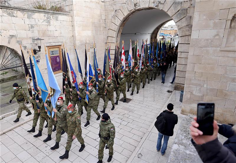 Zadar: Mimohod postrojbi sudionica operacije povodom 29. obljetnice VRO Maslenica