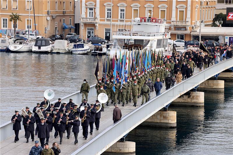 Zadar: Mimohod postrojbi sudionica operacije povodom 29. obljetnice VRO Maslenica