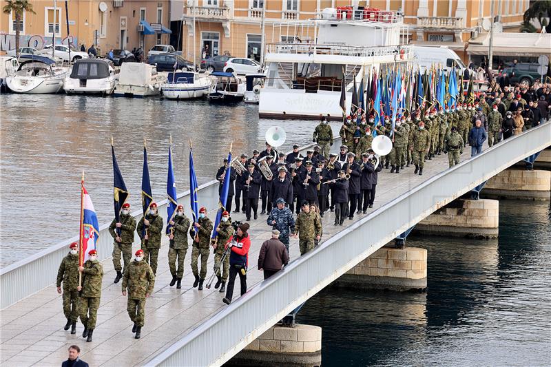 Zadar: Mimohod postrojbi sudionica operacije povodom 29. obljetnice VRO Maslenica