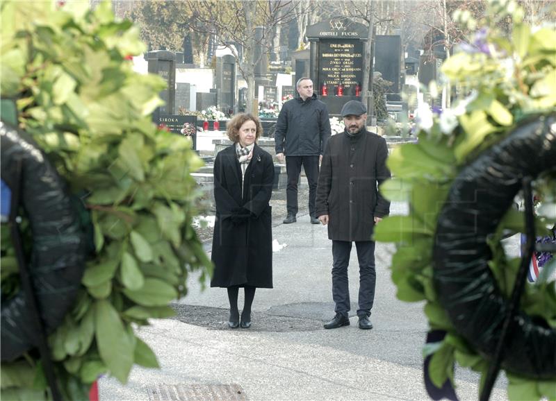 Government delegation lays wreaths in tribute to Holocaust victims