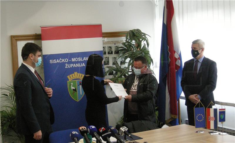 Vučković presents new contracts  in Sisak under Rural Development Programme