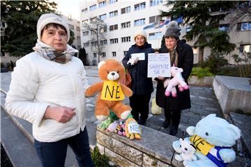 Prosvjed protiv covid mjera ispred zgrade Splitsko-dalmatinske županije