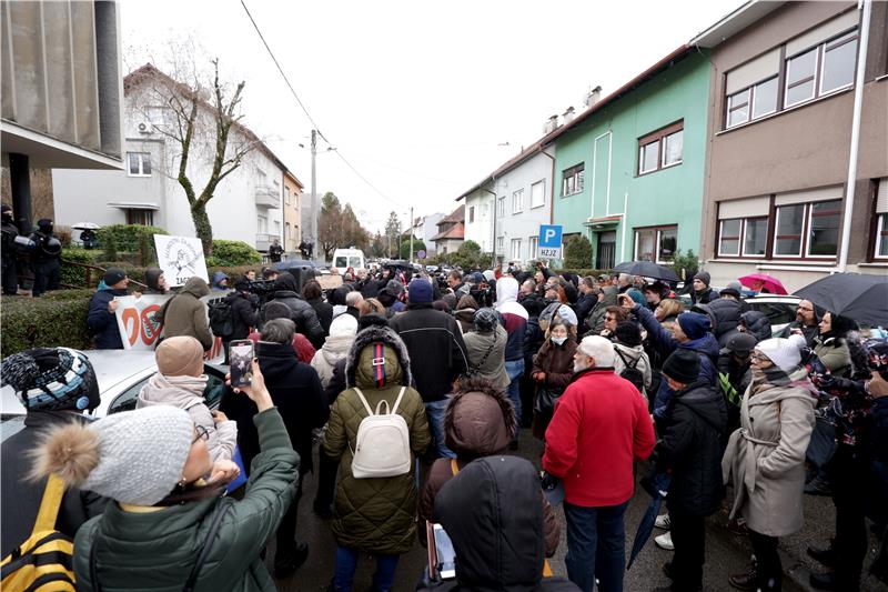 Pred HZJZ-om održan prosvjed protiv epidemioloških mjera