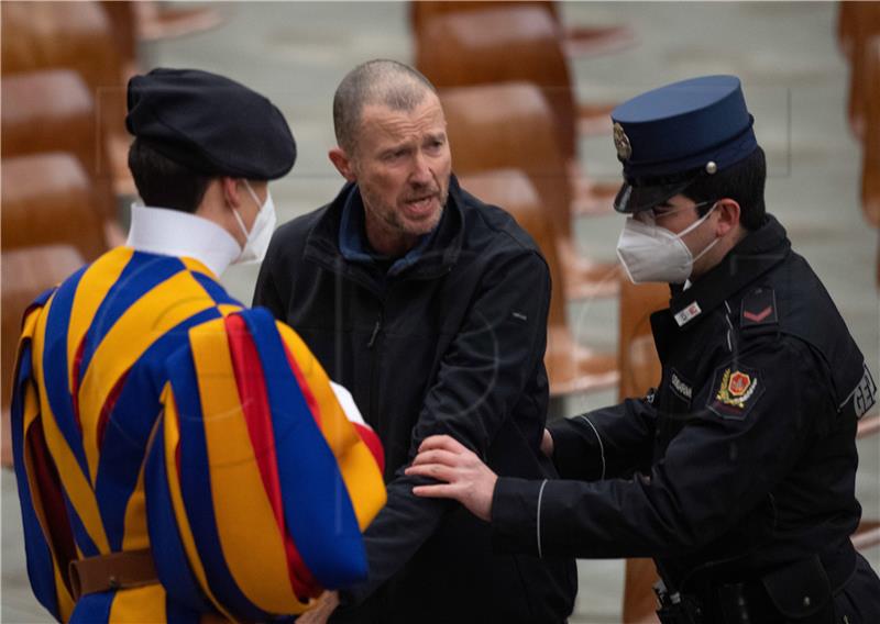 Muškarac poremetio audijenciju pape Franje koji je pozvao vjernike da za njega mole