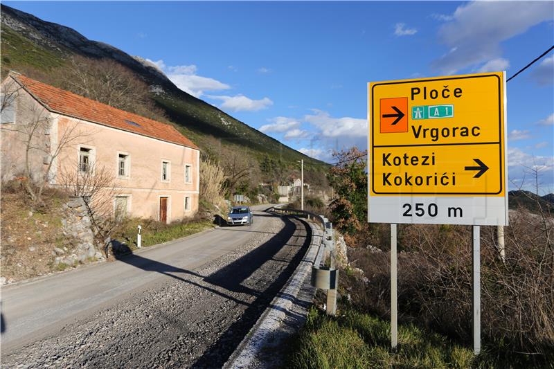 Privremena prometna signalizacija na D62, prema jugu zaobilazno oko Vrgorca