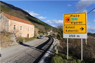 Privremena prometna signalizacija na D62, prema jugu zaobilazno oko Vrgorca