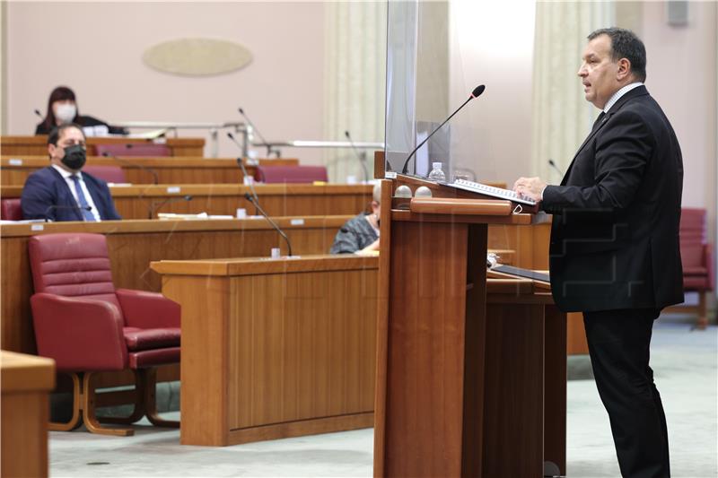 Beroš u Saboru branio covid potvrde i testiranje djece