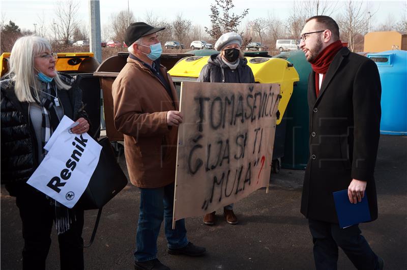 Zagreb mayor met by protesters at Žitnjak recycling yard