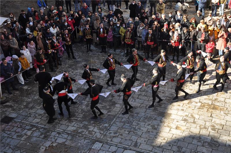 Molitvom i kolom Bokeljske mornarice 1213. put odana počast sv. Tripunu