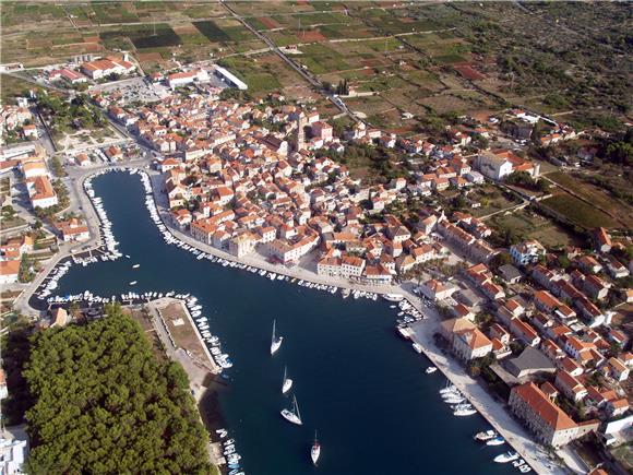 Nožem pokušao ubiti i teško ozlijedio cimera u Starigradu