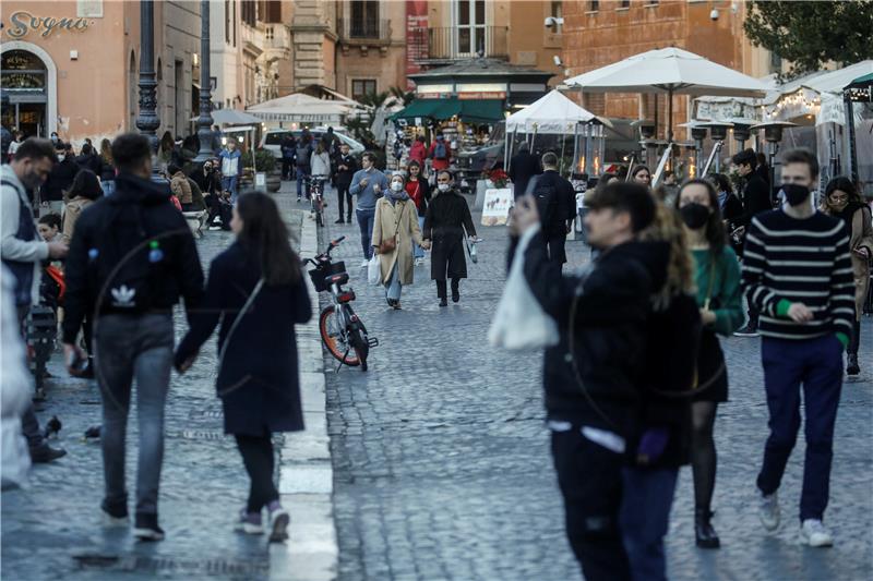 Italija ukida obavezne maske na otvorenom, ublažava limite za stadione