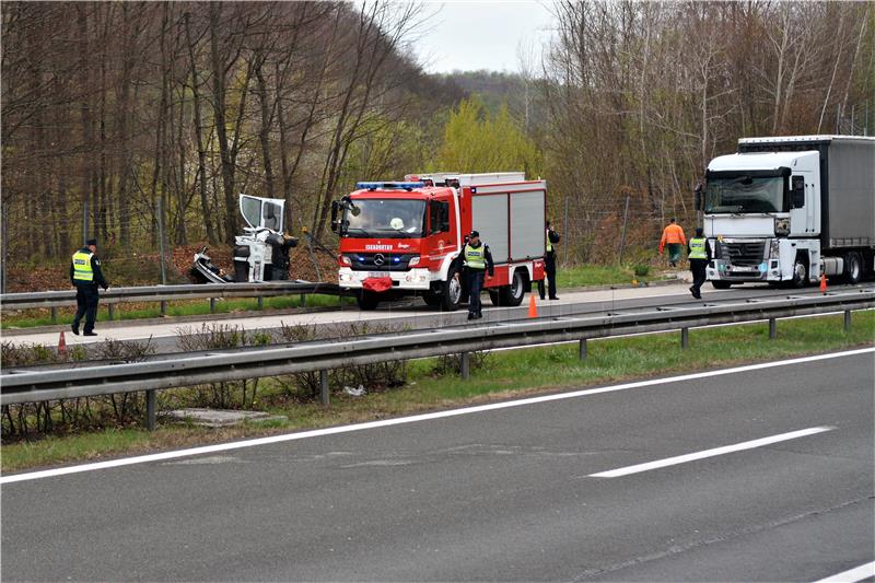 Karlovac- U sudaru automobila i kamiona  na D1 poginula i  ranjena osoba