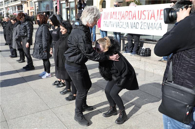 Performans "Milijarda ustaje protiv nasilja nad ženama"