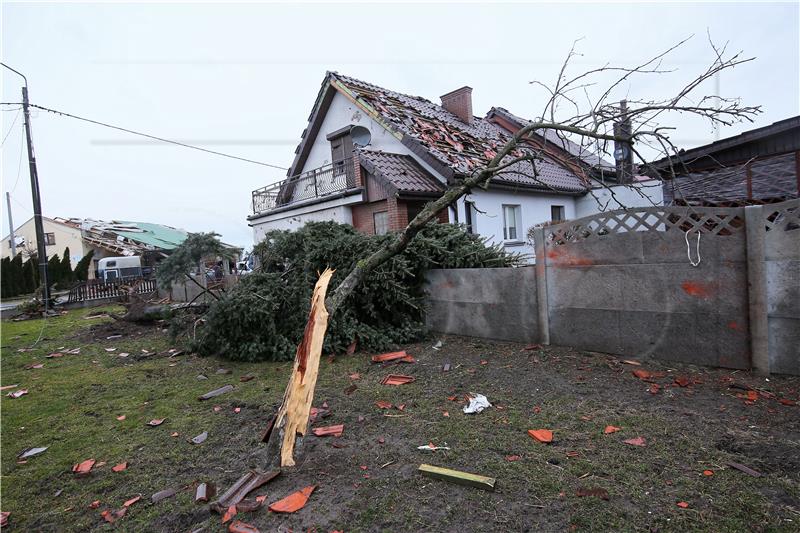 Dvije žrtve oluje u Njemačkoj, poremećen promet