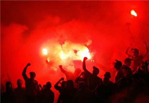 Policija na stadionu u Kranjčevićevoj pronašla bengalke i dimne kutije