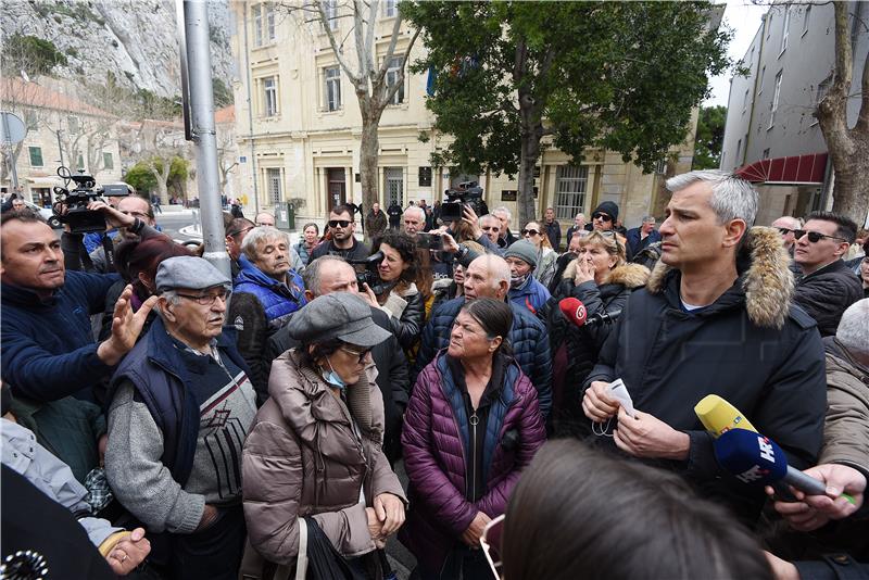 Prosvjed građana Omiša protiv dizanja komunalnih naknada