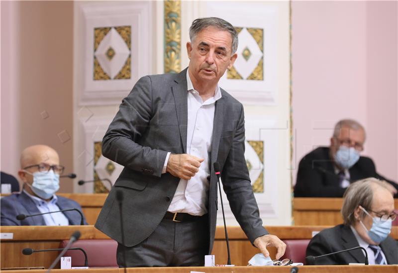 Pupovac causes uproar in parliament when defending his party colleague