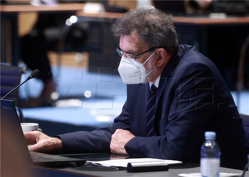 Minister hopes face masks won't be mandatory in classroom as of next week