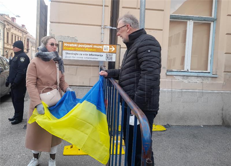 Božinović dobio ukrajinsku zastavu u znak zahvalnosti Hrvatskoj na izraženoj podršci