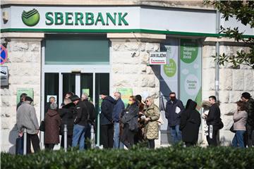 Red ispred poslovnice Sberbank u Splitu