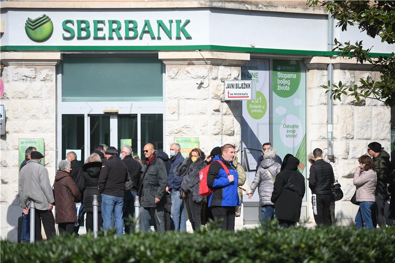 Red ispred poslovnice Sberbank u Splitu