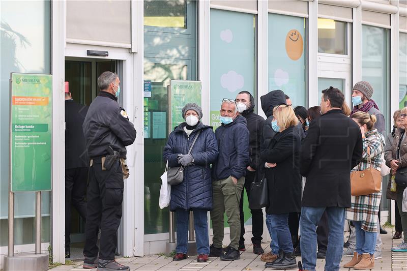 Nastavljaju se velike gužve pred poslovnicom Sberbanke u Zadru