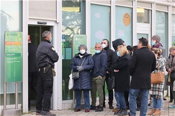 Nastavljaju se velike gužve pred poslovnicom Sberbanke u Zadru