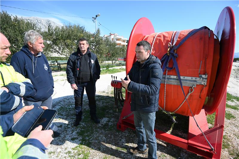 Kaštel Gomilica: Predstavljanje opreme za sprječavanje onečišćenja mora