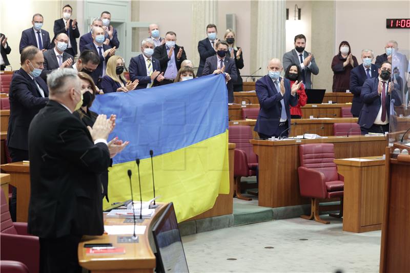 Sabor: Zastupnici i gosti emotivno dočekali premijerov govor o Ukrajini