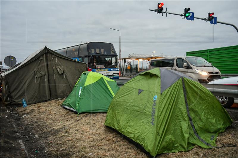 Britanci od Ukrajinaca u Calaisu traže vize iz - Pariza ili Bruxellesa 