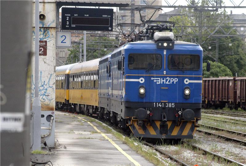 Vlak udario u vozilo kod Zlatar Bistrice, ozlijeđen 27-godišnji vozač