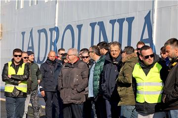 Prosvjed pomoraca Jadrolinije u Gaženici: Pregovaramo već desetljeće