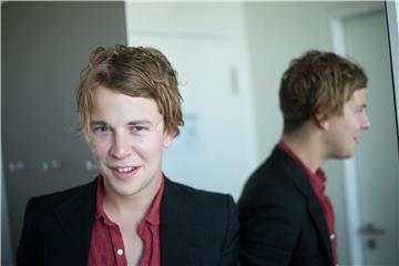 Tom Odell pjeva ukrajinskim izbjeglicama na rumunjskom kolodvoru