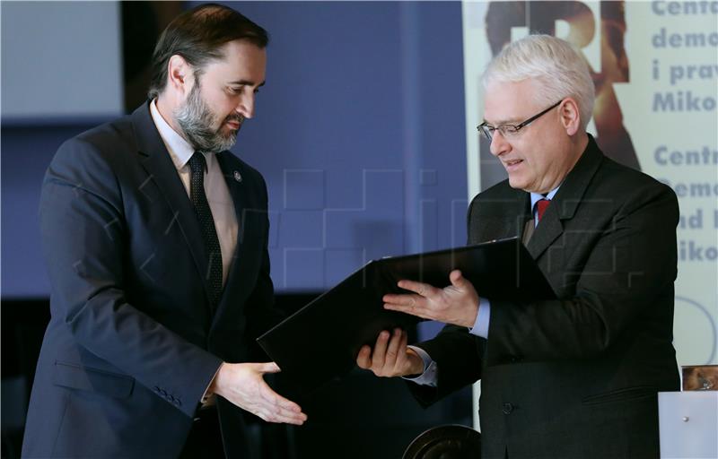 Miko Tripalo awards presented to Croatian Medical Chamber and Boris Dežulović