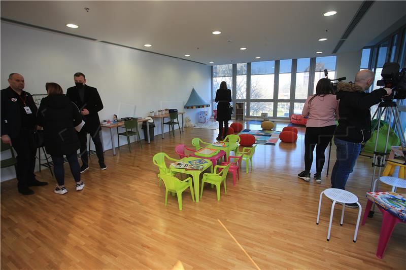 Info centre for Ukrainian refugees opens in Osijek