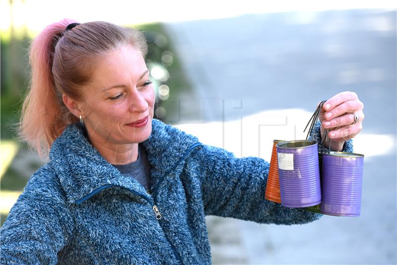 Jasminka Vladislavić radi od konzervi pepeljare i postavlja ih po gradu