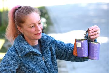 Jasminka Vladislavić radi od konzervi pepeljare i postavlja ih po gradu