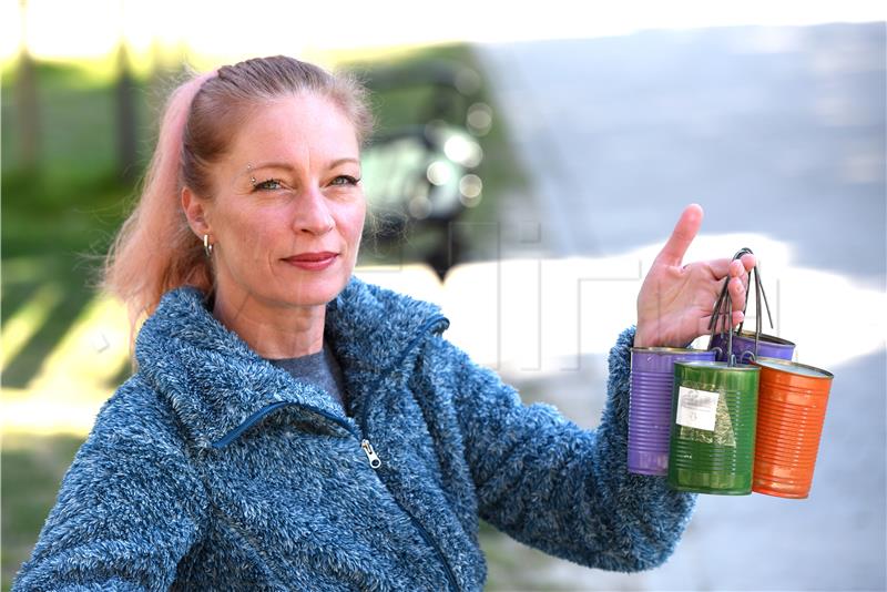 Jasminka Vladislavić radi od konzervi pepeljare i postavlja ih po gradu