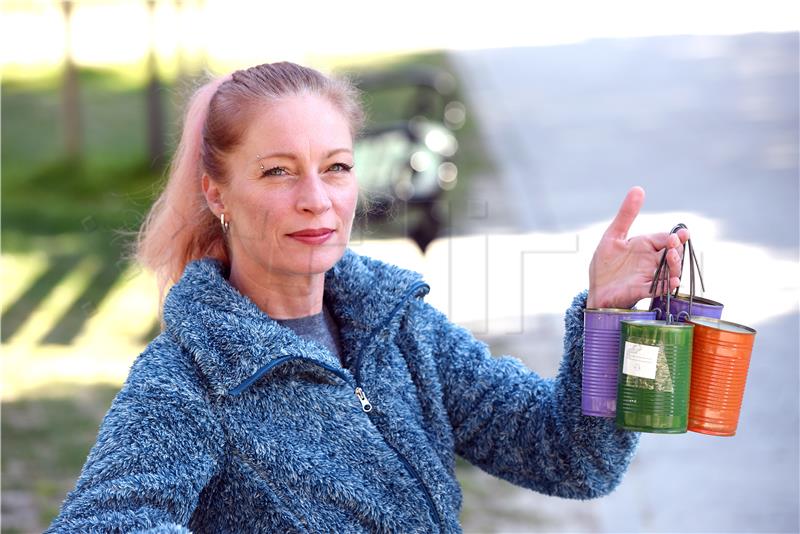 Jasminka Vladislavić radi od konzervi pepeljare i postavlja ih po gradu