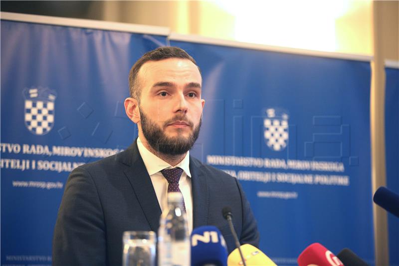 Aladrović uručio 19 ugovora za ublažavanje siromaštva