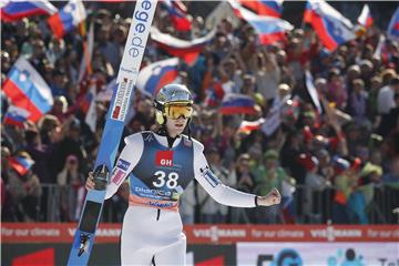 Slovenski skijaši skakači slavili pred 20.000 navijača na Planici